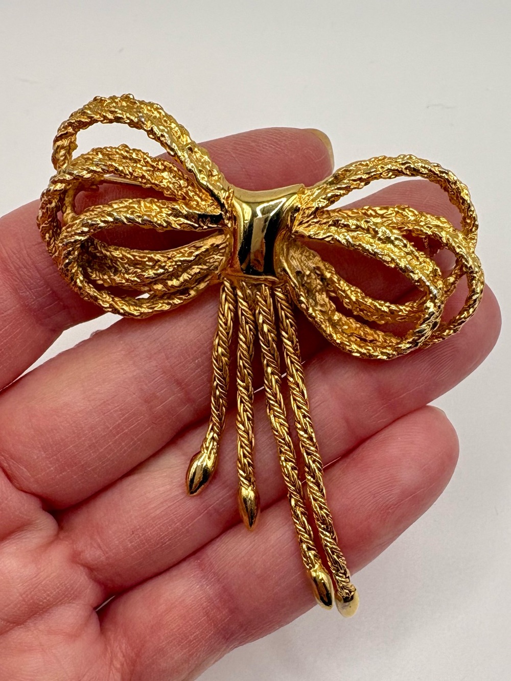Vintage 1980s Gold Tone Textured Rope Bow Tassel Statement Brooch Pin